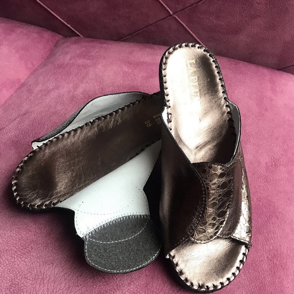 women Slippers - Picture 2 of 6